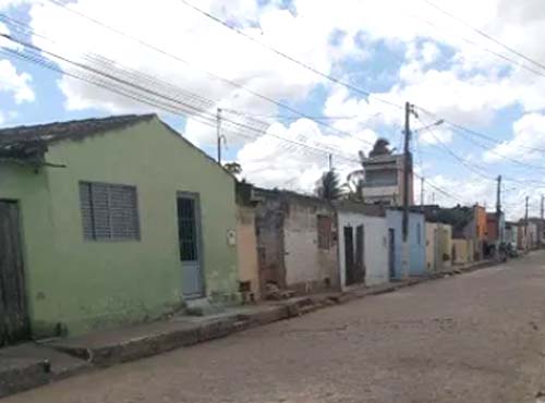 Há mais de 15 dias sem água, moradores estão tendo que comprar água mineral para se manter em Monteirópolis
