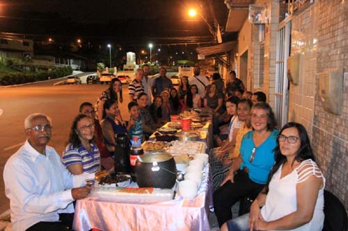 Moradores de Fernão Velho resgatam tradição e fazem grande jantar público no bairro