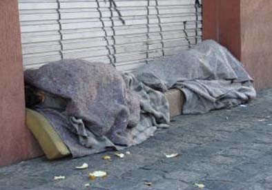 Viciados em Crack, moradores de rua se ferem para pedir esmola