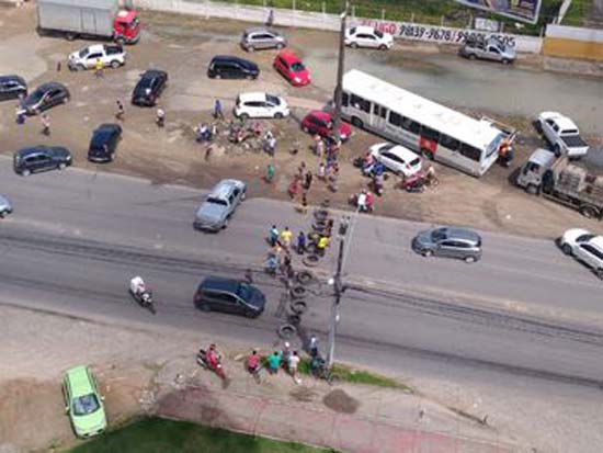 Moradores realizam protesto e bloqueiam a Via Expressa