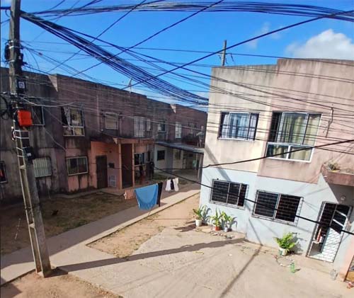 Mulher é encontrada morta sobre a cama pelo filho; PC investiga feminicídio