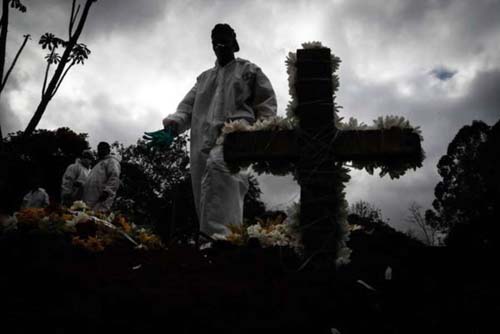 Brasil tem média móvel de 984 mortes por covid-19