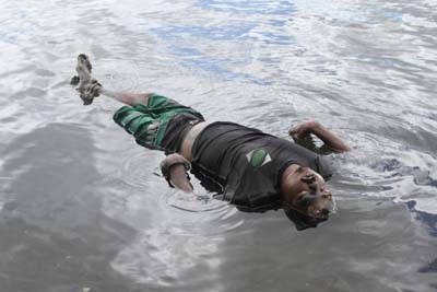 Jovem é jogado em lagoa com pés e mãos amarrados no Dique Estrada 