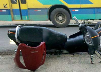 Jovem tem perna esmagada por caminhão após tentativa de homicídio