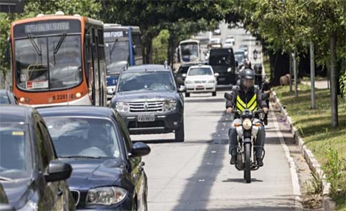Uso obrigatório de colete inflável por motoqueiro é aprovado em comissão do Senado