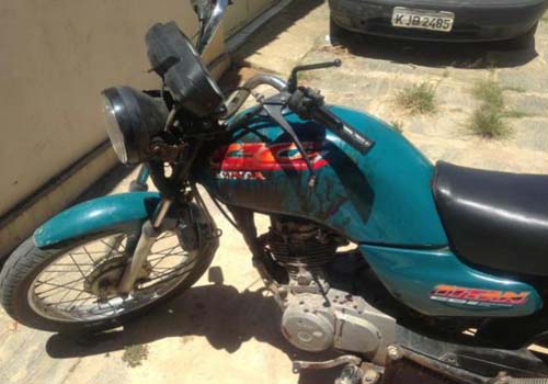 Homem é esfaqueado depois que bando tentou roubar a moto dele