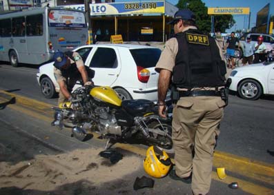 Motoqueiro é atropelado e arrastado por 10 metros na Via Expressa