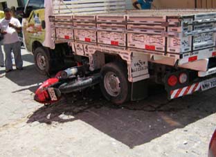 Motoqueiro escapa da morte após ser arrastado embaixo de caminhonete