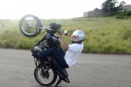 Jovem é preso 'empinando' moto em Girau do Ponciano