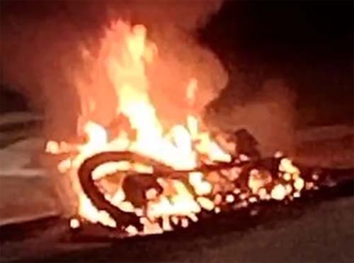 Moto pega fogo após queda de motociclista no viaduto João Lyra em Maceió, deixando duas pessoas feridas e veículo destruído