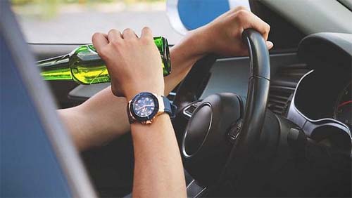 Motorista é preso após ser flagrado com cerveja e crack no carro e ameaçar atropelar PM
