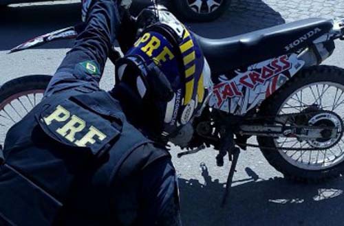 Operação da PRF prende motociclista com moto roubada na BR-104 em União dos Palmares