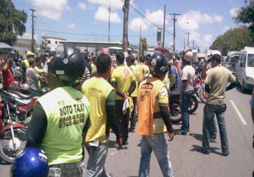 Mototaxistas realizam protesto nesta segunda na Av.Fernandes Lima