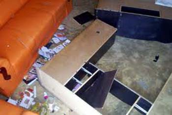 Mulher traída invade casa da amante do marido e quebra tudo