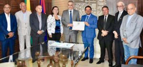 Alfredo Gaspar e comissão de membros entrega à Assembleia PLC que reorganiza a lei orgânica do MP