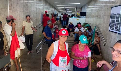 Agricultores deixam a sede do Incra em Maceió