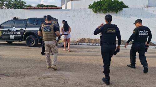 Mulher é detida sob suspeita de participação em assassinato de agiota queimado em Marechal Deodoro