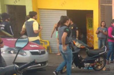 Mulher é agredida e despida pelo marido, em via pública da Rua 16, em Arapiraca