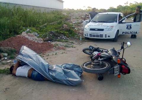 Mulher é morta com tiro no rosto na garupa de mototáxi no Tabuleiro