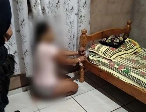 Mulher é amarrada e amordaçada por criminosos: 