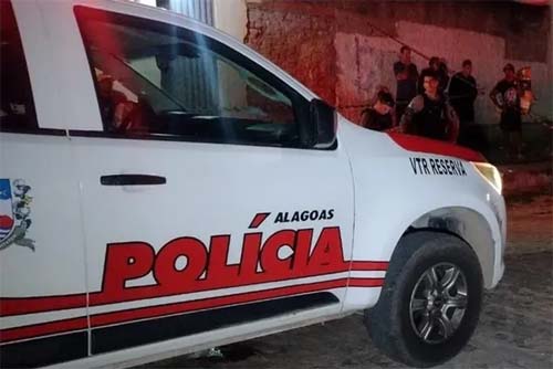 Mulher é baleada em ataque de homens encapuzados contra rivais em Rio Largo