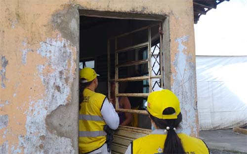 Sob efeito de drogas, mulher é presa após derrubar criança no chão