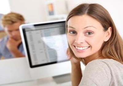 Luz do computador envelhece e causa manchas na pele