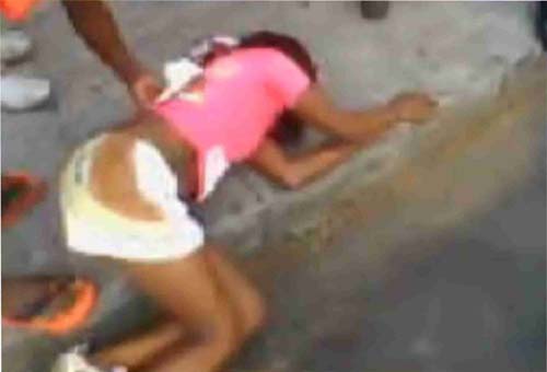 Mulher agride a outra com uma facada nas costas