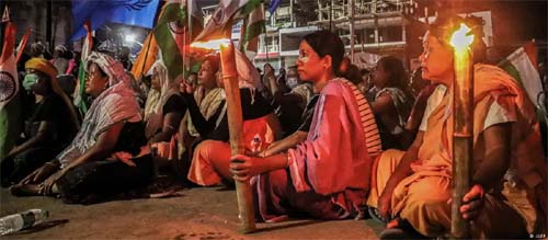 Vídeo de mulheres despidas e atacadas gera revolta na Índia