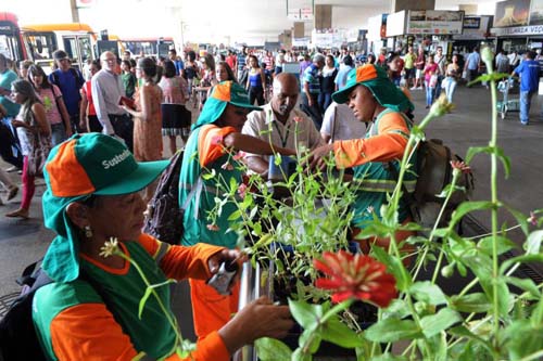 Mulheres negras recebem menos da metade do salário dos homens brancos no Brasil