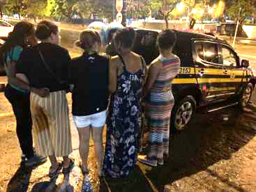 Mulheres são presas em fuga pela PRF com produtos roubados em shopping center na capital