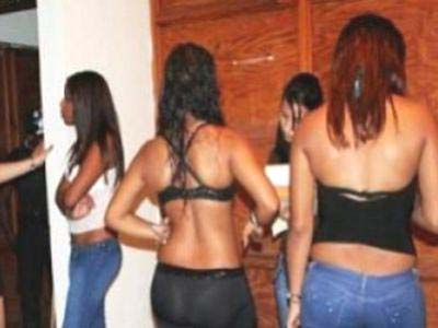 Dezenas de pessoas são rendidas em assalto a prostíbulo em Jaraguá