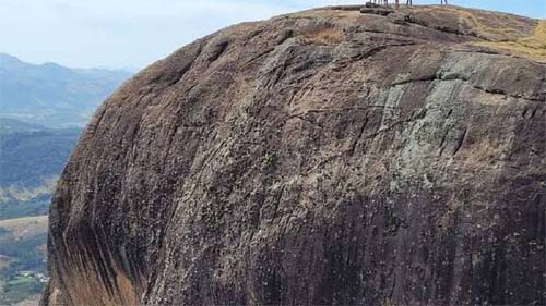 Mulher morre após queda de 90 metros durante prática de rapel em Minas Gerais