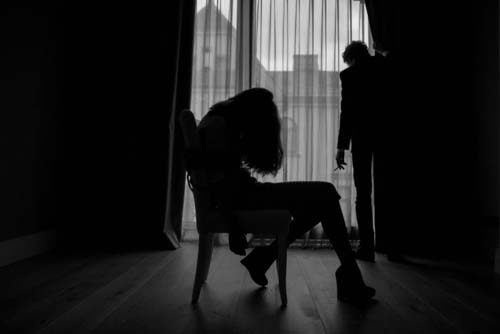 Mulher é estuprada por grupo e atacada com ácido após marido viciado em apostas perdê-la em jogo