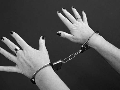 No Jacintinho, jovem é presa com quase cinco quilos de maconha