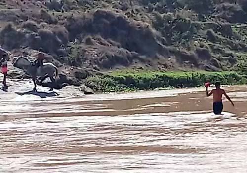 Bombeiros resgatam corpo de mulher no rio Mundaú em Muirici