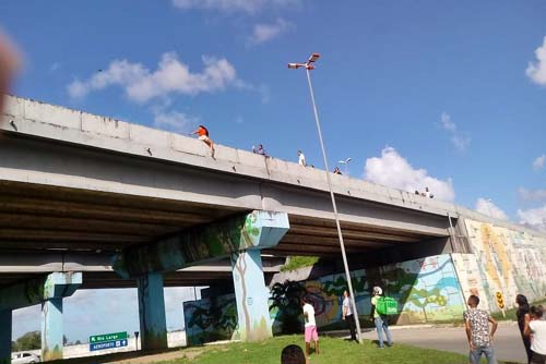 Mulher é resgatada após tentar pular de viaduto próximo ao aeroporto de Maceió