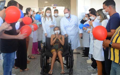 Primeira mulher que recebeu transplante renal no Hospital Coração Alagoano recebe alta médica