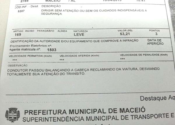 Motorista é multado porque balançou a cabeça para viatura de trânsito