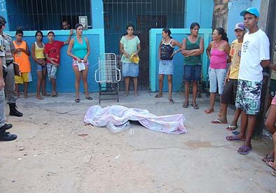 Homem é executado na porta de casa, na frente da esposa