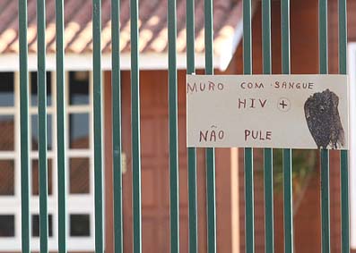 Médica defende casa com cartaz e seringas 'infectadas' com HIV 