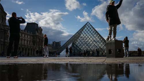 Autoridades francesas detêm dois indivíduos relacionados ao roubo no Museu do Louvre