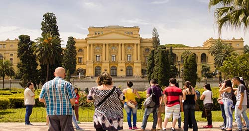 Estudo revela o que brasileiro faz no tempo livre e como escolaridade influencia
