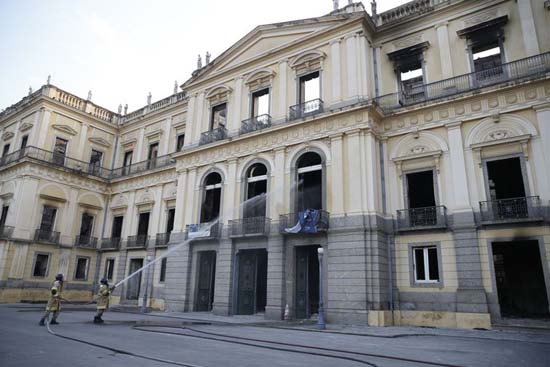 Incêndio Ministério da Educação vai liberar R$ 10 milhões para Museu Nacional