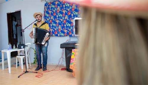 Músico curado da Covid-19 homenageia profissionais de unidade de saúde