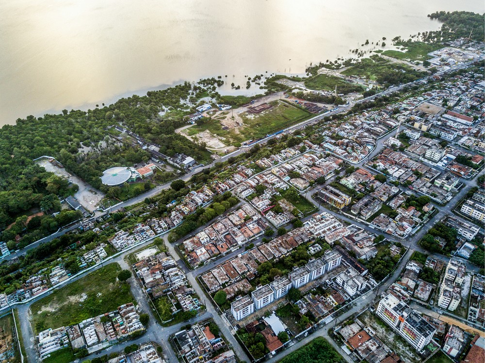 Nível da água sobe e começa a encobrir manguezal às margens da Lagoa Mundaú, em Maceió