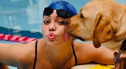 Nadadora cega conta com ajuda de cão para treinar para Paralimpíada