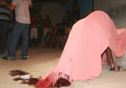 Bandidos executam casal de namorados na porta de casa no bairro do Jacintinho