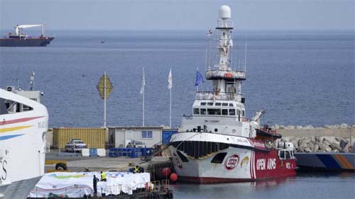 Navio com ajuda para Gaza à espera em Chipre