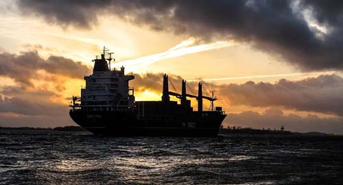 Irã salva 44 marinheiros de petroleiros atacados no golfo de Omã